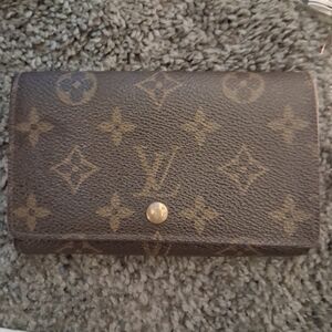 This Louis Vuitton Monogram Canvas Porte Monnaie Tresor Wallet